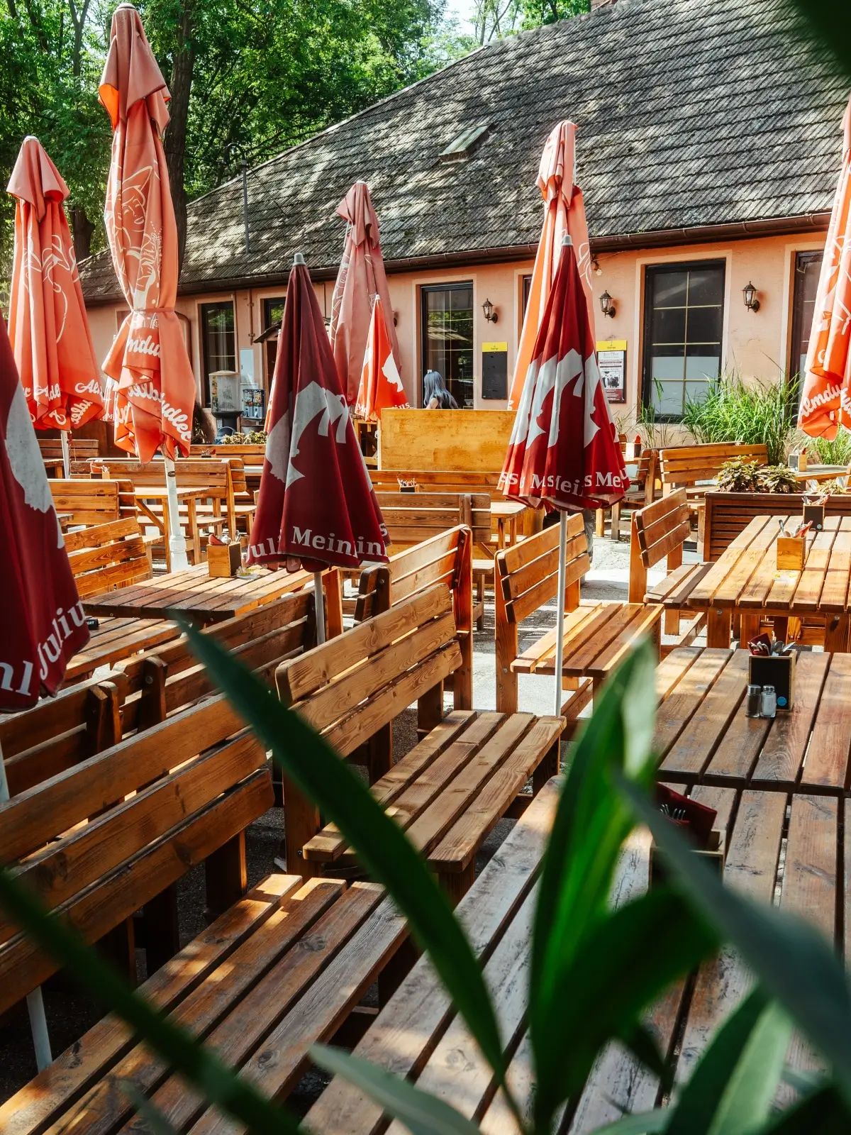 Gastgarten Wien Schirme, Tische und Bänke Roter Hiasl