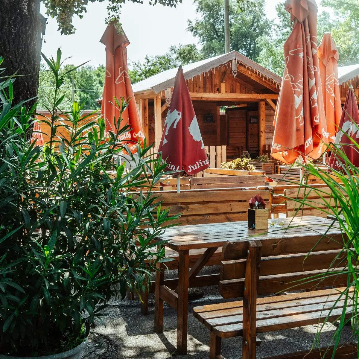 Gastgarten Wien Tische und Bänke Roter Hiasl