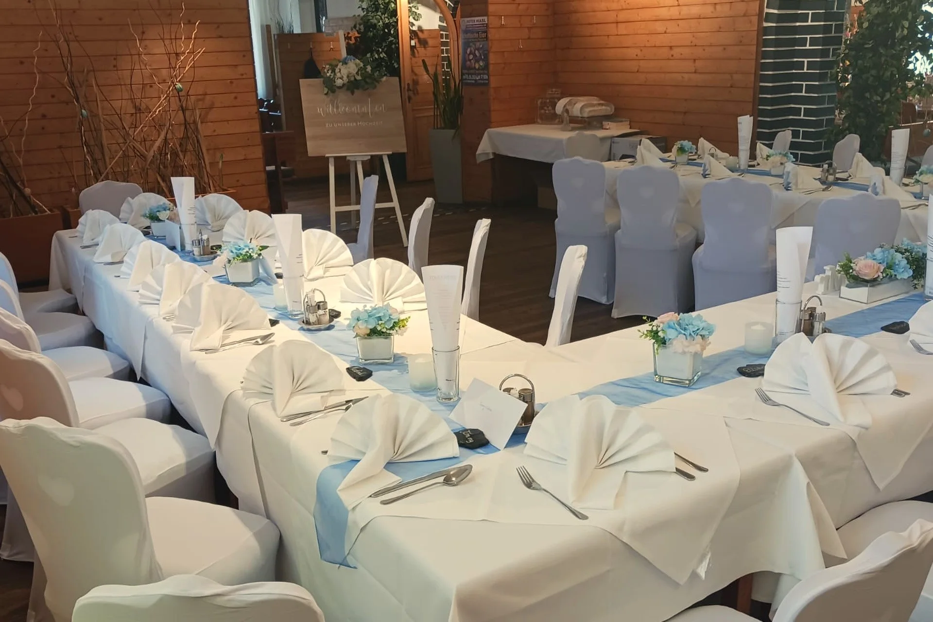 Gedeckter Tisch Hochzeitsessen in Wien beim Roten Hiasl Hachzeitslocation