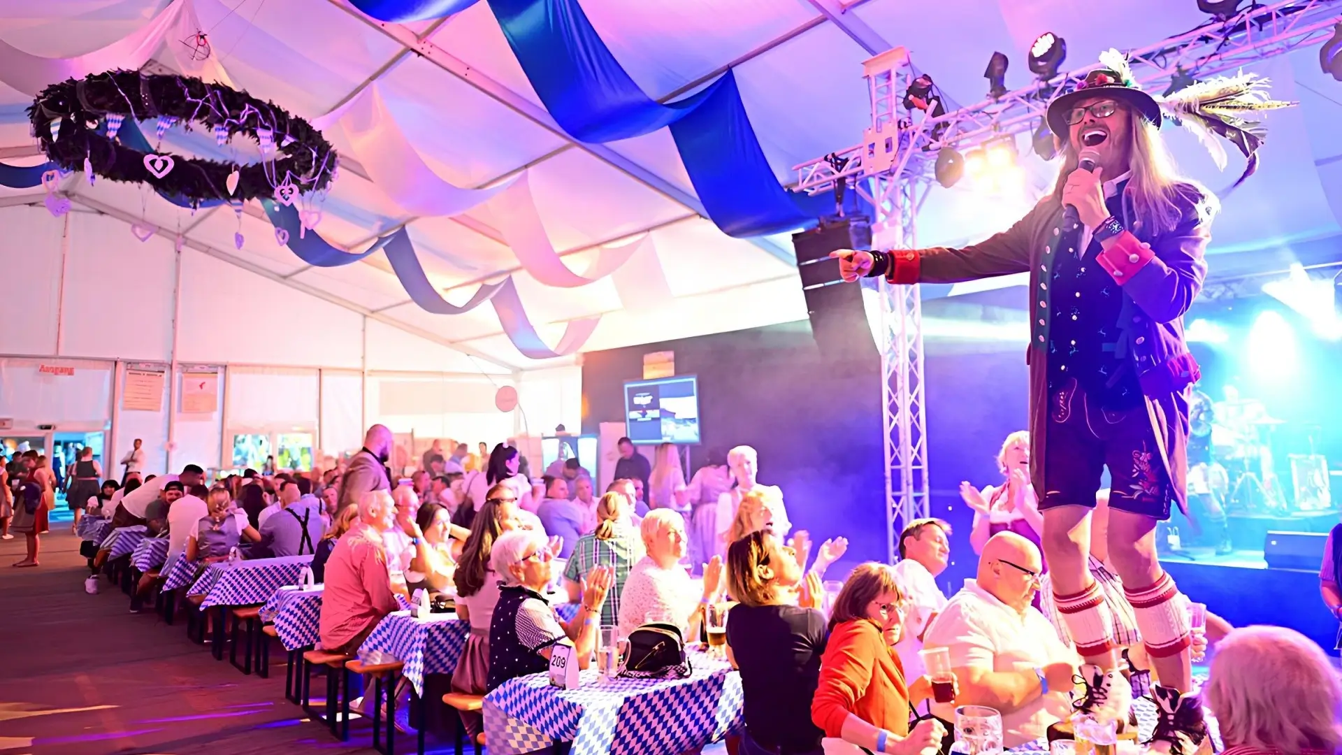 Wiesenfest Donaustadt 2025 Feiern im Partyzelt Roter Hiasl