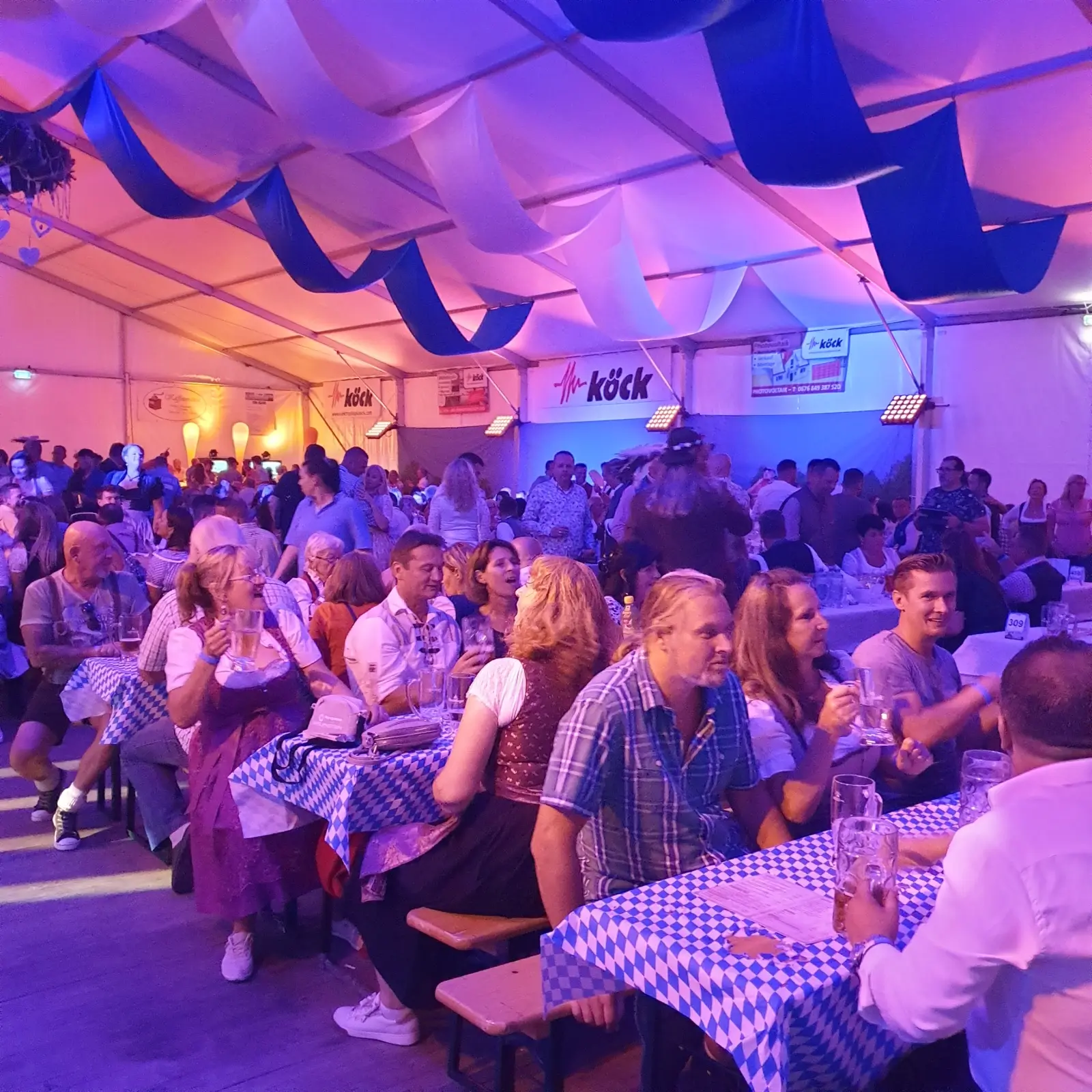 Wiesenfest Donaustadt 2025 Partyzelt Roter Hiasl